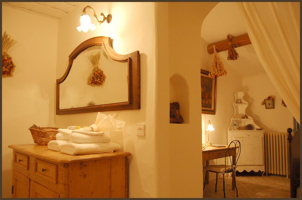 Mas De La Beaume Hotel Gordes Room photo